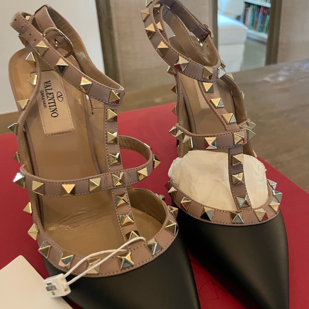 NWT Valentino Rockstud pumps in a size 37 (size 7) - Picture 4 of 4